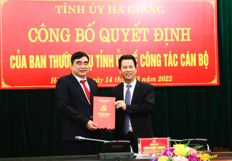 Bí thư Tỉnh ủy Hà Giang Đặng Quốc Khánh trao quyết định bổ nhiệm Trưởng Ban Nội chính Tỉnh ủy cho đồng chí Hoàng Đình Phới.