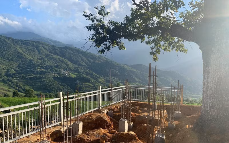 Hàng rào và cọc quanh hai cây thiêng, dự tính trong hạng mục Chòi ngắm cảnh ở Choản Thèn. (Ảnh: Ly Xá Xuy)