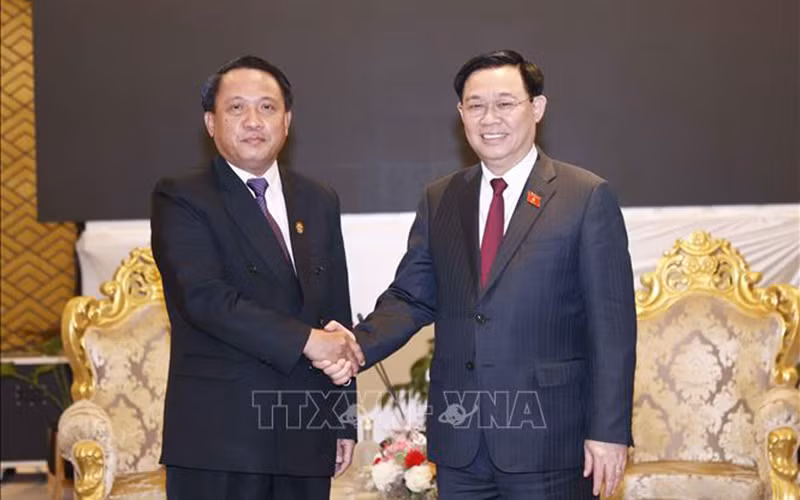 Chủ tịch Quốc hội Vương Đình Huệ tiếp đồng chí Bounchom Ubonpaseuth, Bộ trưởng Tài chính Lào. (Ảnh: Doãn Tấn/TTXVN)