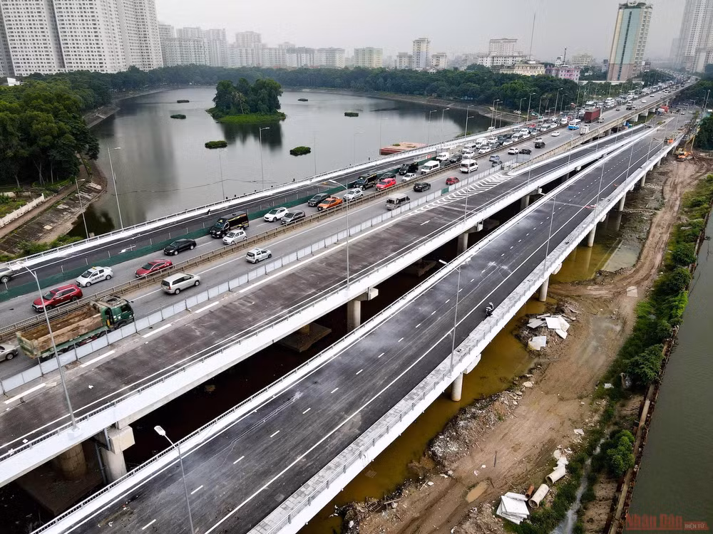 Cận cảnh cầu vượt thấp hồ Linh Đàm trước ngày khánh thành -0
