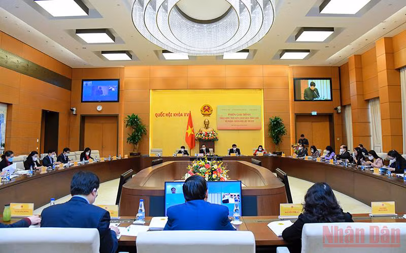 Các đại biểu Quốc hội tham dự Phiên giải trình về công tác tăng cường thực hiện chính sách, pháp luật về phòng, chống bạo lực trẻ em được tổ chức theo hình thức trực tiếp kết hợp trực tuyến. (Ảnh MAI ANH)