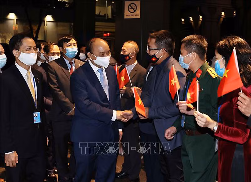 Cán bộ Đại sứ quán tại Hoa Kỳ và Phái đoàn thường trực Việt Nam tại Liên hợp quốc đón Chủ tịch nước Nguyễn Xuân Phúc. (Ảnh: TTXVN)