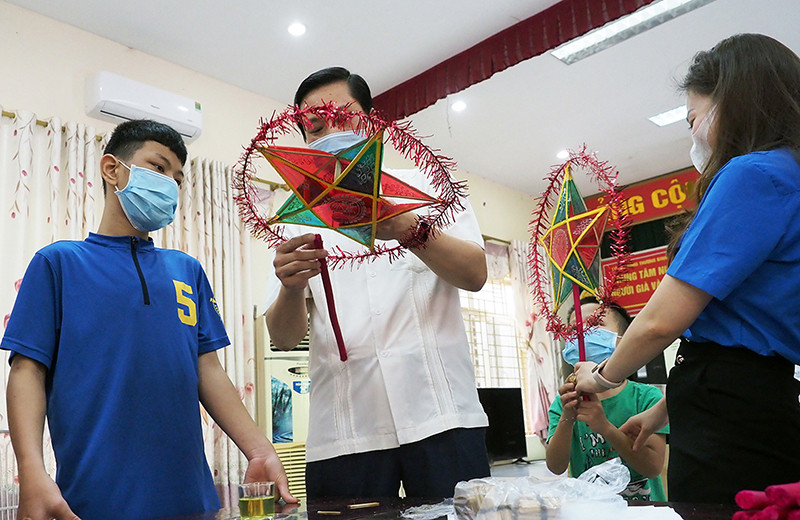 Đại diện lãnh đạo Sở Lao động - Thương binh và Xã hội TP Hà Nội trao quà Trung thu cho trẻ em. Đón Tết Trung thu giữa mùa dịch Covid-19 -0