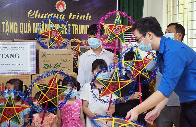 Những món quà nhỏ mang lại nhiều hy vọng cho trẻ em nghèo khó giữa mùa dịch Covid-19. Đón Tết Trung thu giữa mùa dịch Covid-19 -0