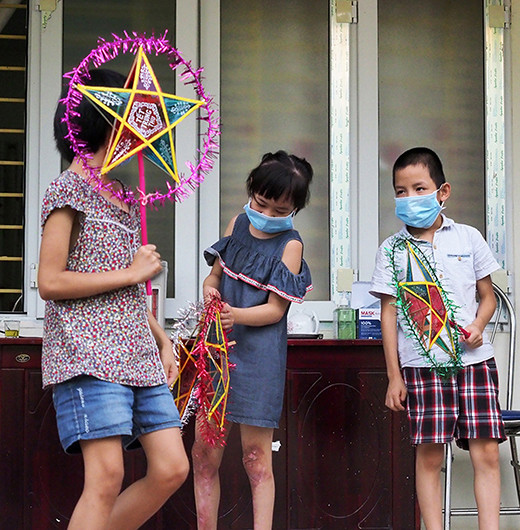 Háo hức khi nhận được quà Trung thu từ các cô chú lãnh đạo và nhà hảo tâm. Đón Tết Trung thu giữa mùa dịch Covid-19 -0