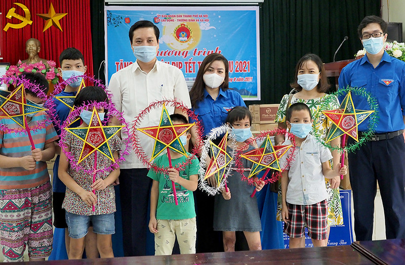Lãnh đạo Sở Lao động - Thương binh và Xã hội TP Hà Nội trao quà Trung thu cho Trung tâm Nuôi dưỡng người già và trẻ tàn tật Thụy An (thị xã Sơn Tây, TP Hà Nội). Đón Tết Trung thu giữa mùa dịch Covid-19 -0