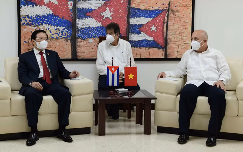 Trưởng Ban Nội chính Trung ương Phan Đình Trạc tiếp Trưởng Ban Tổ chức Trung ương Đảng Cộng sản Cuba. (Ảnh: TTXVN)
