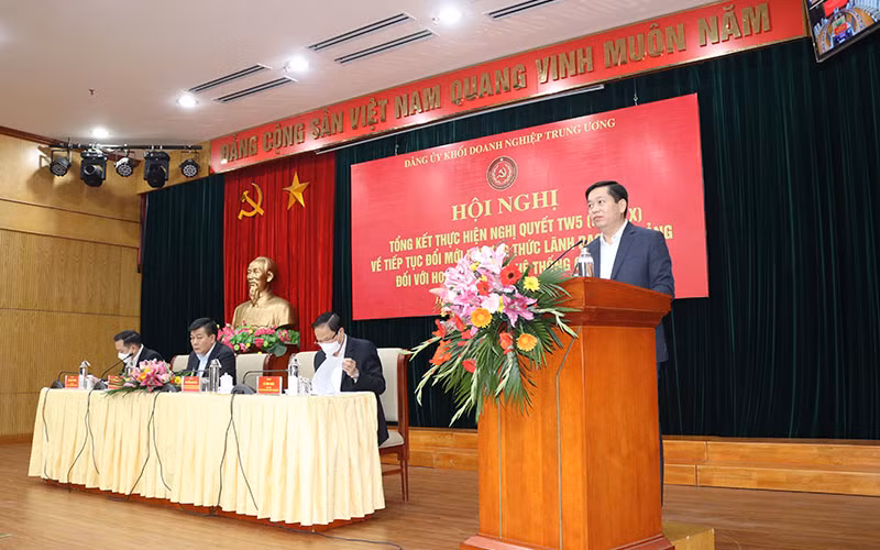 Đồng chí Nguyễn Long Hải, Ủy viên dự khuyết Trung ương Đảng, Bí thư Đảng ủy Khối Doanh nghiệp Trung ương phát biểu tại hội nghị.