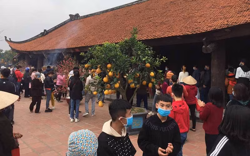 Khuôn viên tòa tiền tế chùa Keo chật kín du khách tới chiêm bái sáng mùng 4 Tết.