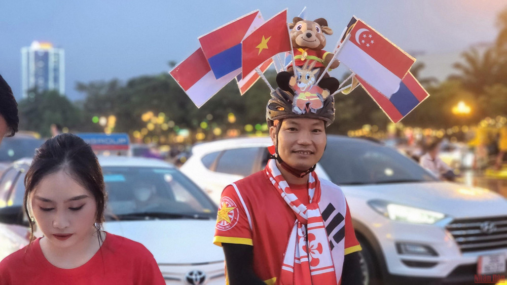 Chiếc mũ đặc biệt của anh Hưởng với thông điệp Vì một Đông Nam Á mạnh mẽ hơn. (Ảnh: Sơn Bách)