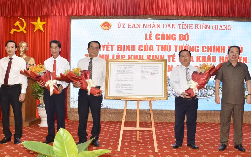 Đồng chí Mai Văn Huỳnh (phải), Phó Bí thư Thường trực Tỉnh ủy, Chủ tịch HĐND tỉnh Kiên Giang trao Quyết định của Thủ tướng Chính phủ về thành lập khu kinh tế cửa khẩu Hà Tiên cho lãnh đạo Ban Quản lý khu kinh tế. 