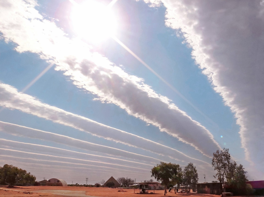 Đường mây tại thị trấn Papunya, vùng lãnh thổ Bắc Australia. (Ảnh: Jeanette Millier) Bộ lịch thời tiết năm 2021 của Australia -0