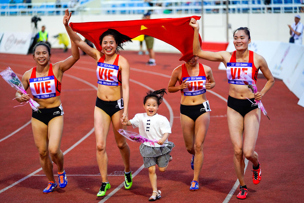 Giải Nhì thuộc về tác phẩm Chạy tới tương lai của tác giả Phạm Văn Chiểu. “Ảnh đẹp SEA Games 31” - Dấu ấn của một kỳ Đại hội thành công -0