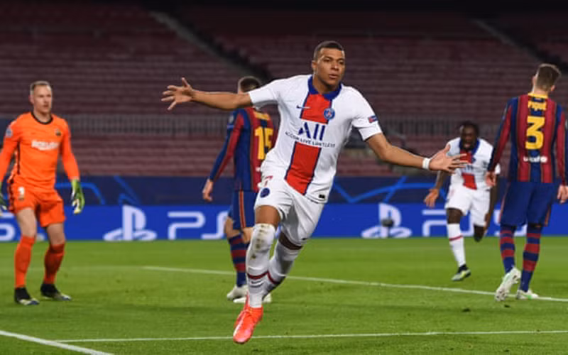 K. Mbappe ba lần làm tung lưới của Barcelona.