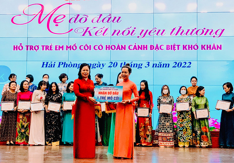 Các nữ doanh nhân nhận đỡ đầu trẻ em mồ côi có hoàn cảnh đặc biệt khó khăn trong chương trình “Mẹ đỡ đầu-Kết nối yêu thương”. “Những người đồng hành dựng xây hạnh phúc” tại thành phố Cảng -0