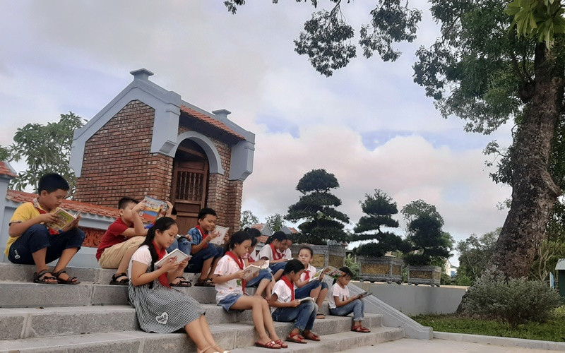 Học sinh trường Tiểu học thị trấn Tiên Điền hào hứng tìm đọc Truyện Kiều trong giờ giải lao. Học Truyện Kiều trên đất Nghi Xuân -0