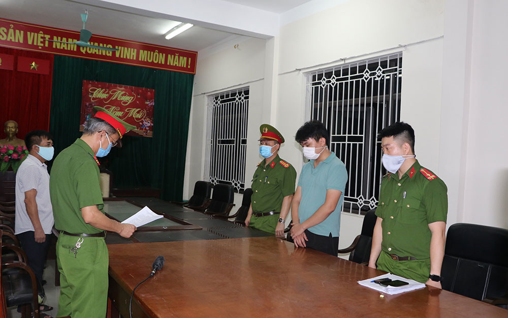 Công an đọc lệnh bắt giữ một trong ba đối tượng.