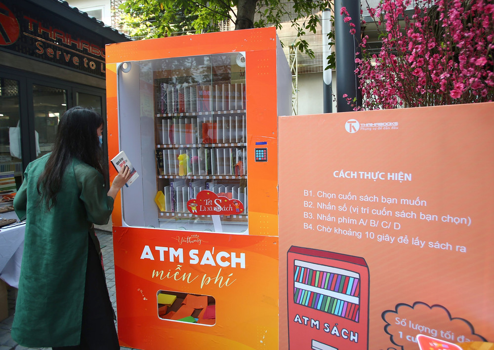 Quầy ATM sách miễn phí của nhà sách Thái Hà được đặt tại Phố Sách Xuân để tặng sách cho các độc giả. Khai Xuân với Phố Sách Hà Nội -0