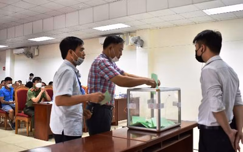 Phiên đấu giá đất tại huyện Mê Linh. (Ảnh: Ngọc Sơn)