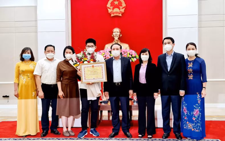 Đồng chí Nguyễn Xuân Ký trao tặng Bằng khen cho em Nguyễn Hoàng Khánh, quán quân Đường lên đỉnh Olympia lần thứ 21.