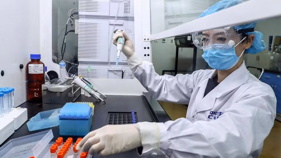 Một nhân viên đang thử nghiệm các mẫu vaccine Covid-19 tiềm năng tại nhà máy sản xuất của Sinopharm ở Bắc Kinh, Trung Quốc ngày 11-4. Ảnh: Tân Hoa xã.
