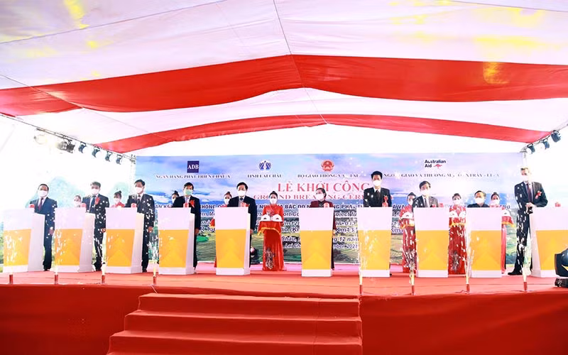 Phó Thủ tướng Thường trực Chính phủ Phạm Bình Minh cùng đại diện các đơn vị bấm nút khởi công dự án.