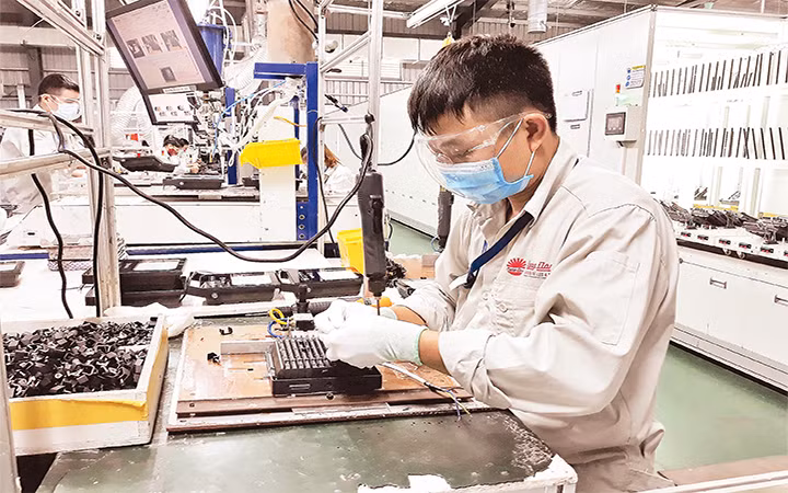 Sản xuất tại Công ty cổ phần Bóng đèn Phích nước Rạng Đông (Ảnh minh họa).