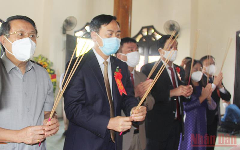 Lãnh đạo tỉnh Quảng Trị dâng hương tại Khu lưu niệm Tổng Bí thư Lê Duẩn. 