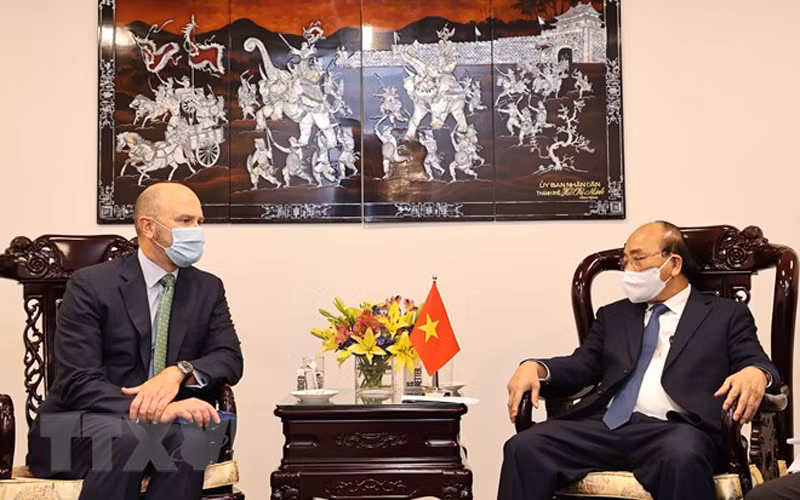 Chủ tịch nước Nguyễn Xuân Phúc tiếp tập đoàn Blackrock. (Ảnh: Thống Nhất/TTXVN)