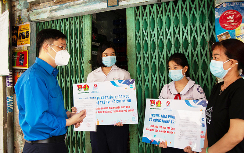Đại diện Thành đoàn TP Hồ Chí Minh trao bảo trợ học tập cho hai học sinh ở phường 12, quận 4 (Ảnh minh họa).