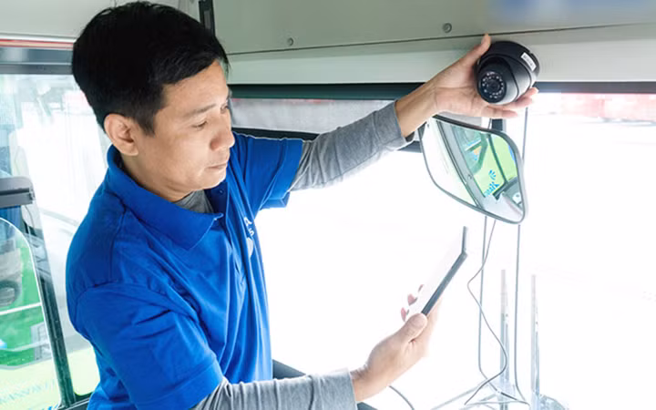 Lắp và kiểm tra hoạt động của camera giám sát trên xe khách. (Ảnh minh họa: Thái Linh)