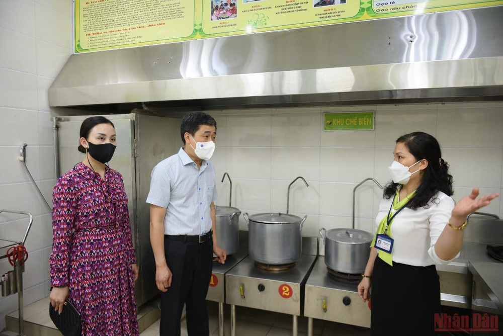 Đoàn công tác của quận Hoàn Kiếm đã đến kiểm tra việc chuẩn bị đón học sinh đến trường tại Trường mầm non Quang Trung. (ẢNH: SƠN BÁCH) Trường mầm non Hà Nội sẵn sàng đón trẻ quay lại lớp -0