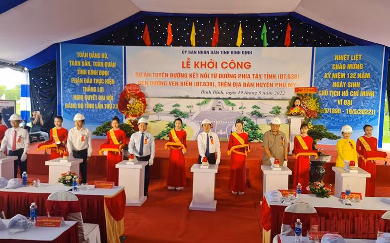 Lễ khởi công dự án đường kết nối từ đường phía Tây tỉnh (ĐT.638) đến đường ven biển (ĐT.639) trên địa bàn huyện Phù Mỹ, tỉnh Bình Định.