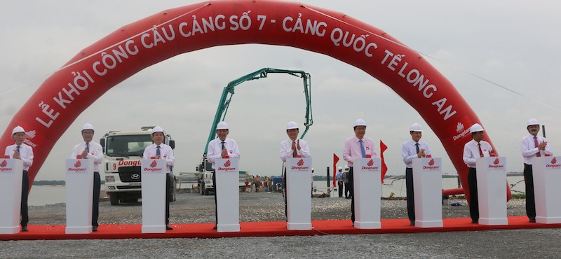 Phó Thủ tướng Thường trực Chính phủ Trương Hòa Bình cùng lãnh đạo các bộ, ngành Trung ương, lãnh đạo tỉnh Long An bấm nút khởi công cầu cảng số bảy. Cảng quốc tế Long An khánh thành giai đoạn I và khởi công giai đoạn II -0