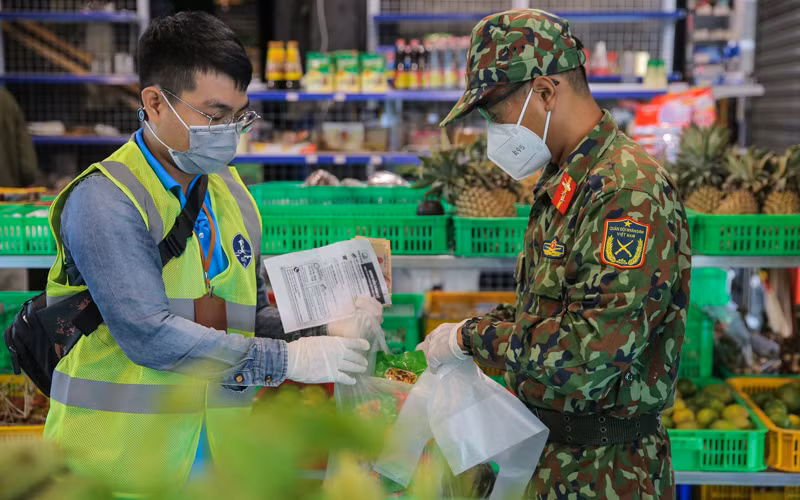 Bộ đội đi chợ thay người dân trong thời gian Thành phố Hồ Chí Minh thực hiện giãn cách xã hội.