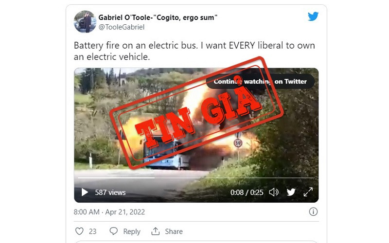 Ảnh chụp màn hình một bài đăng trên Twitter với chú thích không chính xác về chiếc xe bus đang bốc cháy trong đoạn video.