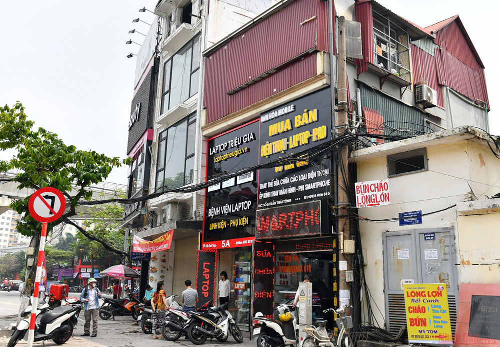 Hai ngôi nhà trên phố Trần Thái Tông được bịt kín mít bằng mái tôn cùng biển quảng cáo. 9_nha_ong-1617856165241.jpg