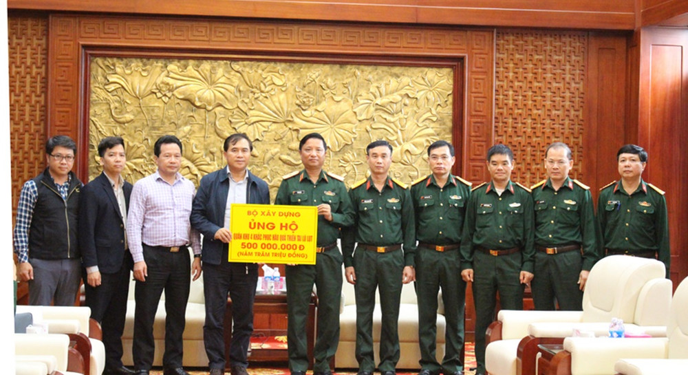 Bộ Xây dựng trao tặng Quân khu 4 - Bộ Quốc phòng 500 triệu đồng. Đoàn công tác Bộ Xây dựng kiểm tra công tác phòng chống, khắc phục hậu quả thiên tai tại miền trung -0