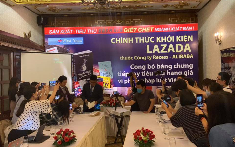So sánh giữa sách thật và sách giả trong buổi họp báo công bố vụ kiện Lazada của First News - Trí Việt, Sách giả - Giọt nước tràn ly đến bao giờ -0