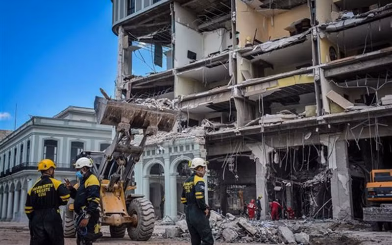 Lực lượng cứu hộ khắc phục hậu quả tại hiện trường vụ nổ khách sạn Saratoga ở thủ đô La Habana (Cuba), ngày 8/5/2022. (Ảnh: AFP/TTXVN)