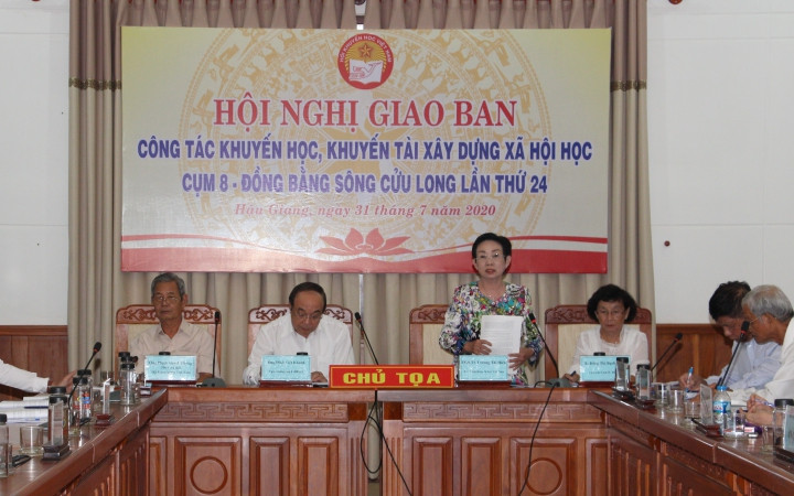 Phó Chủ tịch Hội Khuyến học Việt Nam Trương Thị Hiền phát biểu tại Hội nghị.