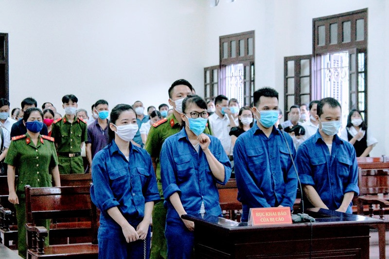 Các bị cáo tại phiên tòa sáng 4-9.