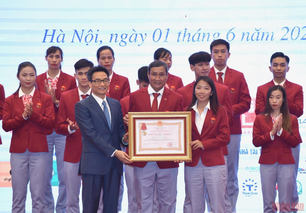 Phó Thủ tướng Vũ Đức Đam trao Huân chương Lao động hạng Ba tặng một số tập thể và vận động viên có thành tích xuất sắc tại SEA Games 31. Nỗ lực thi đấu “vì màu cờ, sắc áo”, khẳng định vị thế thể thao Việt Nam -0