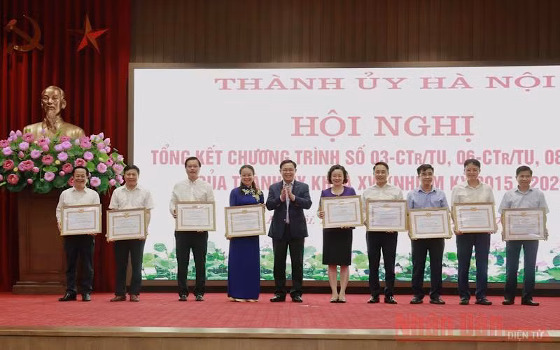 Đồng chí Vương Đình Huệ, Uỷ viên Bộ Chính trị, Bí thư Thành uỷ trao bằng khen cho các tập thể và cá nhân. (Ảnh: Duy Linh)