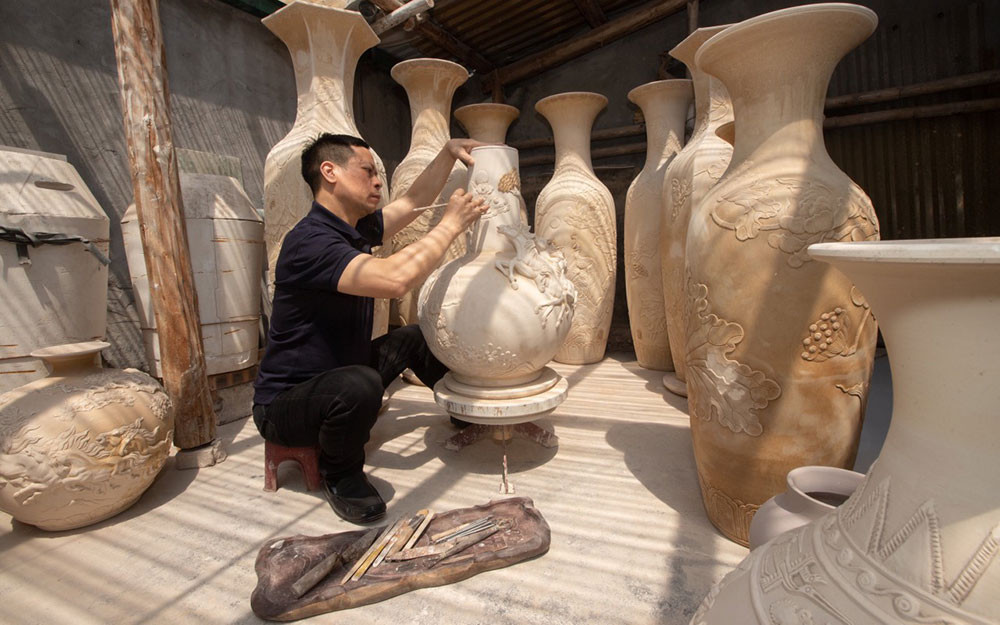 Nghệ nhân điêu khắc trên sản phẩm gốm. Người sở hữu những kỷ lục thế giới về gốm -0