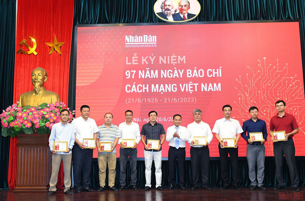 Đồng chí Đinh Như Hoan, Phó Tổng Biên tập Báo Nhân Dân trao Kỷ niệm chương Báo Nhân Dân cho các đồng chí đã có nhiều cống hiến cho sự nghiệp Báo Nhân Dân. Hình ảnh Lễ Kỷ niệm 97 năm Ngày Báo chí Cách mạng Việt Nam -0