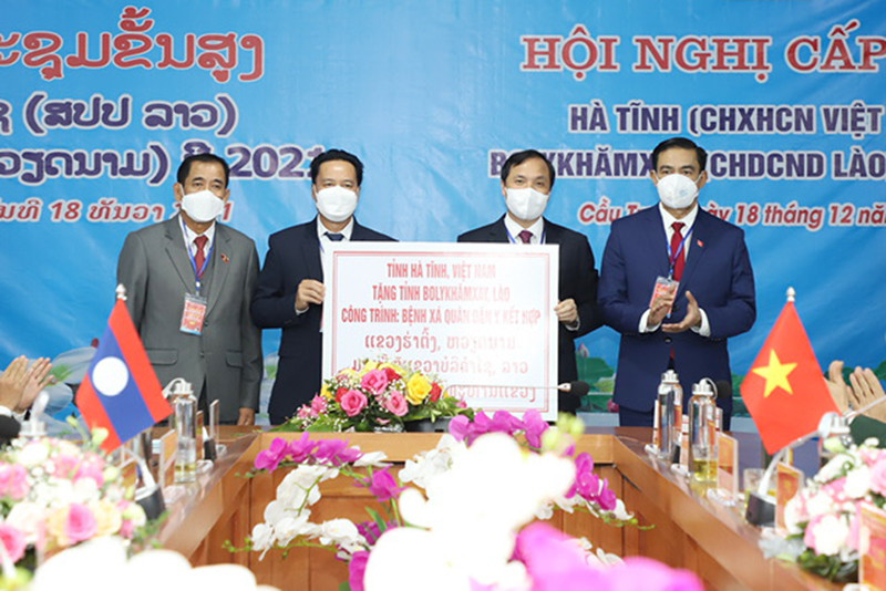 Đồng chí Hoàng Trung Dũng, Bí thư Tỉnh ủy Hà Tĩnh trao tặng biểu trưng công trình Bệnh xá quân dân y bản Mạc Phương cho lãnh đạo tỉnh Bolikhamsai. Xây dựng tuyến biên giới Việt Nam-Lào hòa bình, hữu nghị, hợp tác, phát triển -0