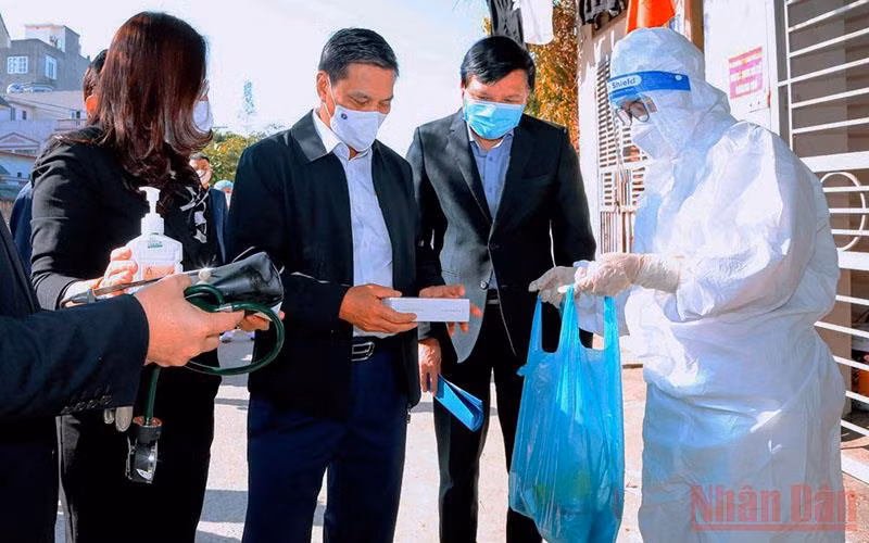 Chủ tịch UBND thành phố Hải Phòng cùng lãnh đạo các ngành chức năng kiểm tra công tác phòng, chống dịch trên địa bàn quận Hồng Bàng. 