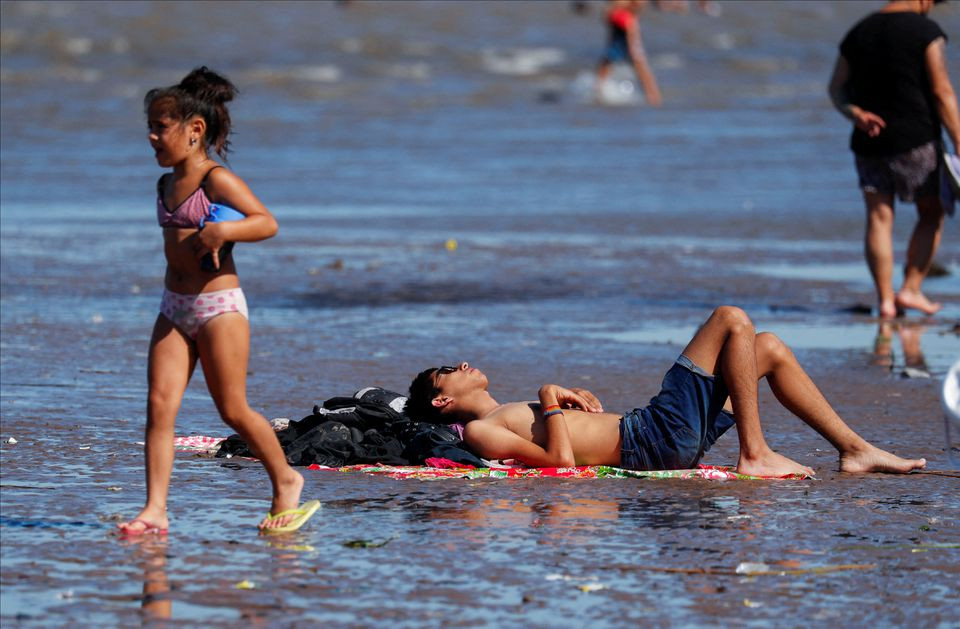Người dân Argentina tránh nắng nóng bên bờ sông Rio de la Plata ngày 9/1. Ảnh: Reuters. Argentina hứng chịu đợt nắng nóng kỷ lục 45 độ C -0