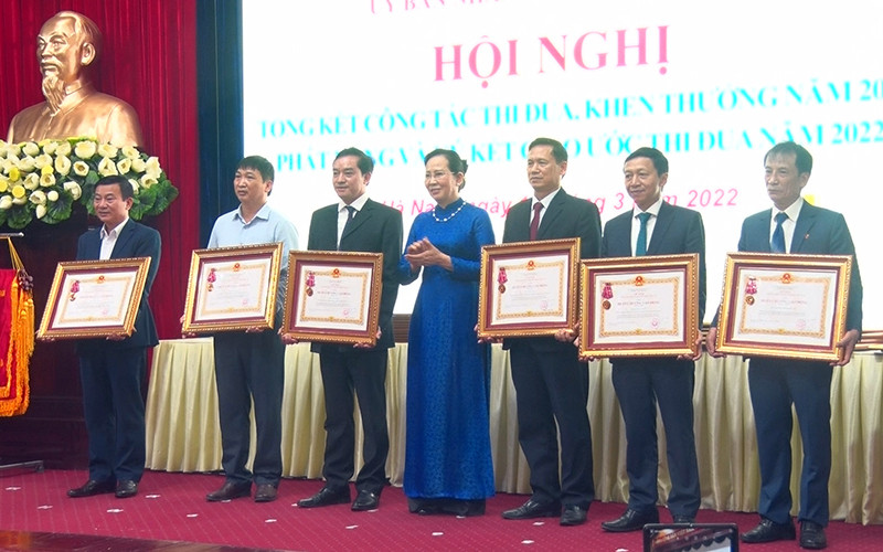 Đồng chí Bí thư Tỉnh ủy thừa ủy quyền của Chủ tịch nước trao Huân chương Lao động cho các tập thể và cá nhân tiêu biểu. Hà Nam phấn đấu năm 2022 bảo đảm tự chủ về ngân sách -0